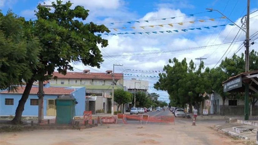 Imagem 1 -  A Caern informou que já refez o trecho da tubulação do coletor tronco de esgoto que afundou. Os efluentes foram canalizados para a nova tubulação resolvendo o transtorno temporário em ruas próximas do serviço como as imediações do Vuco Vuco. Na manhã desta quinta- feira (25) ocorreu o fechamento da escavação e no período da tarde começa o calçamento desta primeira etapa da obra. O trecho da Avenida Alberto Maranhão, entre a Afonso Pena e Delfim Moreira no Bom Jardim, será liberado até o final da tarde de sábado (27).