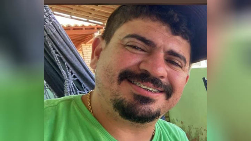 Imagem 1 -  Polícia registra um óbito e duas pessoas feridas no Distrito de Santo Antônio, em Severiano Melo. O crime aconteceu por volta das 20h40 desta quinta-feira (25), em um bar localizado no distrito. Segundo informações da Polícia Militar, a vítima, identificada como Heverton Moura Freitas, conhecido como “Fofinho”, estava bebendo com amigos, quando duas pessoas chegaram ao local encapuzadas, já atirando. Ao perceber a movimentação, Heverton correu  e se trancou em um banheiro que havia próximo, mas os suspeitos arrombaram a porta e o executaram. Populares ainda chegaram a tentar socorrê-lo para a unidade de saúde do município, mas ele entrou em óbito dentro do próprio carro. Além da vítima fatal, uma mulher de 30 anos e um homem de 46 anos também foram baleados, mas não correm risco de morte.