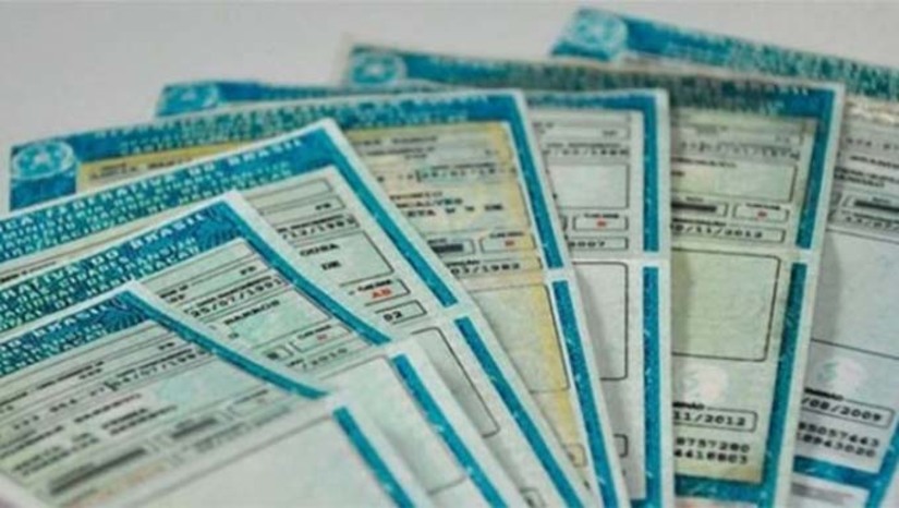 Imagem 1 -  Segundo o Detran, a interrupção envolve os serviços de renovação de Carteira Nacional de Habilitação (CNH), abertura de processos de Habilitação e exames teóricos e clínicos. Os exames práticos para obtenção da CNH estão mantidos, assim como os atendimentos para quem já havia realizado a abertura de processos em uma das unidades do Detran anteriormente. O Detran informou que os atendimentos serão retomados assim que o sistema for restabelecido.