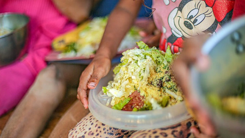Imagem 1 - A edição 2024 do Relatório das Nações Unidas sobre o Estado da Insegurança Alimentar Mundial (SOFI 2024), divulgada nesta quarta-feira (24/7), no Rio de Janeiro, mostra que a insegurança alimentar severa caiu 85% no Brasil em 2023. A insegurança alimentar severa, que afligia 17,2 milhões de brasileiros em 2022, caiu para 2,5 milhões. O Brasil havia saído do Mapa da Fome em 2014 e sustentava a posição até 2018. Voltou ao Mapa da Fome no triênio 2019-2021 e se manteve no triênio 2020-2022. Em 2023, 14,7 milhões voltaram a ter o que comer Imagem 1 - A edição 2024 do Relatório das Nações Unidas sobre o Estado da Insegurança Alimentar Mundial (SOFI 2024), divulgada nesta quarta-feira (24/7), no Rio de Janeiro, mostra que a insegurança alimentar severa caiu 85% no Brasil em 2023. A insegurança alimentar severa, que afligia 17,2 milhões de brasileiros em 2022, caiu para 2,5 milhões. O Brasil havia saído do Mapa da Fome em 2014 e sustentava a posição até 2018. Voltou ao Mapa da Fome no triênio 2019-2021 e se manteve no triênio 2020-2022. Em 2023, 14,7 milhões voltaram a ter o que comer