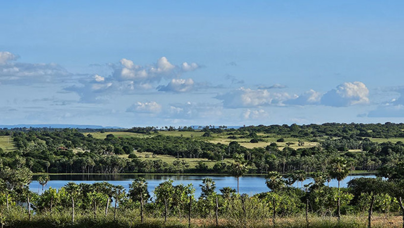 Imagem 1 -  O investimento do Governo Federal, através do PAC Seleções, é de R$ 51.994.580,00, tem como principal objetivo estancar a emissão de esgotos residenciais e industriais dentro da Lagoa do Apodi, que está localizada no leito da Bacia Hidrográfica Apodi-Mossoró. Esta obra deveria ter sido feita há muitos anos, seguindo o que estava previsto no contrato de concessão dado a CAERN para abastecer o município. Depois da pressão dos Poderes Executivo e Legislativo, o projeto foi aprovado no PAC do Governo Federal e agora a CAERN informou ao deputado Neilton Diógenes que finalmente vai fazer a licitação da obra.