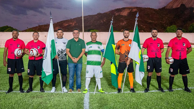 Imagem 1 -  Prefeito Rivelino Câmara lembra que investiu no gramado, na construção de arquibancadas e iluminação do Estádio Municipal Clisman Soares, assim como na aquisição do material esportivo das 8 equipes inscritas na competição e também na premiação. A abertura dos jogos contou a banda de música do município. O jogo final da competição será dia 25 de setembro, data de aniversário de emancipação politica do município de Patu.