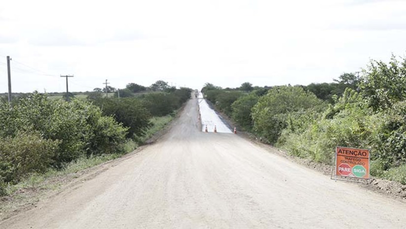 Imagem 1 -  As obras fazem parte do Lote 3, com investimento de R$ 9,98 milhões. Atualmente a obra se encontra na fase de estruturação do pavimento, preparando para receber o asfalto. A previsão é que nesta segunda-feira (29) seja iniciado a aplicação do asfalto e na terça-feira (30), os trabalhos estejam 50% concluídos. A rodovia, que se interliga à RN-269 (Serra de São Bento) e faz conexão com a Paraíba, é uma importante via de acesso a destinos turísticos. 