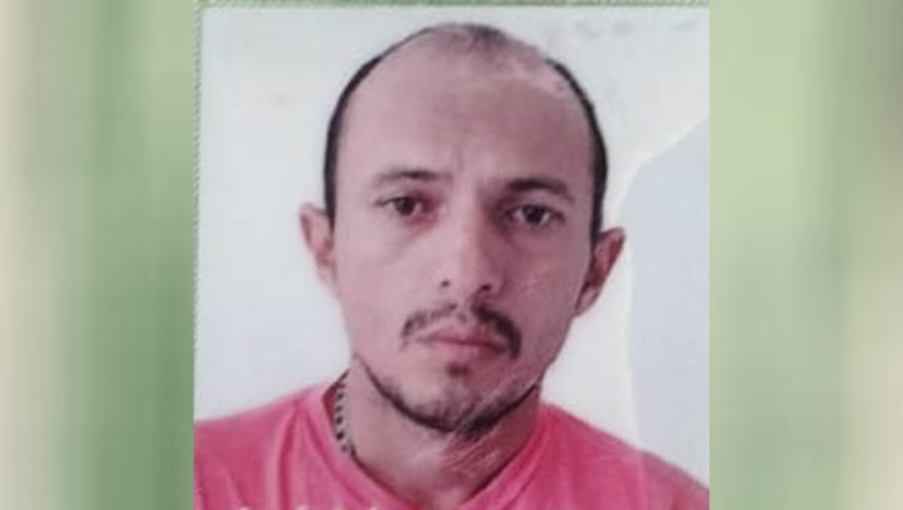 Imagem 1 -  Mossoroense é assassinado a tiros na RN-233, no município de Caraúbas. A vítima foi identificada como Darlan Faria Filgueira, de 39 anos. O crime aconteceu na manhã desta quinta-feira (1º). Segundo informações da Polícia Militar, o homem seguia com destino ao município de Felipe Guerra, em uma motocicleta, acompanhado da esposa. Próximo a entrada do Olho D’água Park Hotel, em Caraúbas, eles foram abordados por homens em um carro, que ordenaram que parasse e mandaram que mulher corresse. Em seguida, desferiram vários disparos contra Darlan, que morreu no local. A polícia civil vai investigar o caso.
