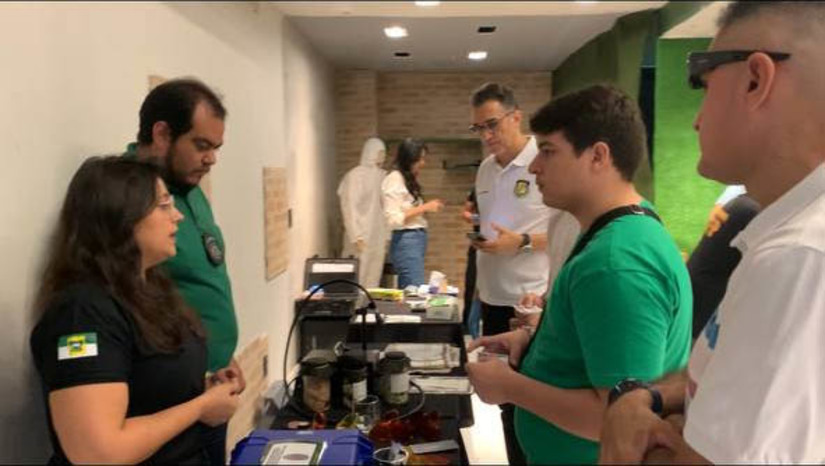 Imagem 1 - Itep Mossoró realiza Experiência Forense com atividades interativas para o público. O evento acontece nesta sexta (2), sábado (3) e domingo (4), no Partage Shopping Mossoró. Além da exposição de equipamentos utilizados pelos profissionais no trabalho pericial, os visitantes serão levados a um ambiente que simula uma cena de crime, onde o participante poderá vivenciar a experiência de ser perito criminal por alguns instantes. A exposição é aberta a todos os público, inclusive o público infantil, que terá acesso a uma cartilha que conta a historinha sobre as aventura de “Pedro, o Perito” e tem espaço para colorir, enquanto os pais ou responsáveis vivenciam a experiência forense. Imagem 1 - Itep Mossoró realiza Experiência Forense com atividades interativas para o público. O evento acontece nesta sexta (2), sábado (3) e domingo (4), no Partage Shopping Mossoró. Além da exposição de equipamentos utilizados pelos profissionais no trabalho pericial, os visitantes serão levados a um ambiente que simula uma cena de crime, onde o participante poderá vivenciar a experiência de ser perito criminal por alguns instantes. A exposição é aberta a todos os público, inclusive o público infantil, que terá acesso a uma cartilha que conta a historinha sobre as aventura de “Pedro, o Perito” e tem espaço para colorir, enquanto os pais ou responsáveis vivenciam a experiência forense.