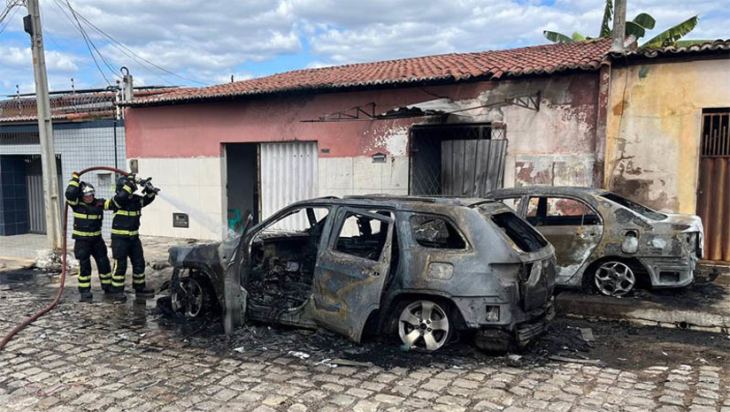 Imagem 1 - Veículos são alvos de incêndio criminoso no bairro Abolição IV, em Mossoró. O caso aconteceu na tarde desta sexta-feira (2), na Rua Maria Alves de Queiroz. Segundo informações do Corpo de Bombeiros, populares informaram que uma pessoa, não identificada, chegou ao local e pediu a chave de um dos veículos. Em seguida, tocou fogo no automóvel. As chamas acabaram atingindo, também, um segundo carro que estava estacionado ao lado. Os bombeiros conseguiram controlar o fogo, evitando que ele se espalhasse para as residências próximas. Ninguém ficou ferido. A polícia civil deverá investigar o caso. Imagem 1 - Veículos são alvos de incêndio criminoso no bairro Abolição IV, em Mossoró. O caso aconteceu na tarde desta sexta-feira (2), na Rua Maria Alves de Queiroz. Segundo informações do Corpo de Bombeiros, populares informaram que uma pessoa, não identificada, chegou ao local e pediu a chave de um dos veículos. Em seguida, tocou fogo no automóvel. As chamas acabaram atingindo, também, um segundo carro que estava estacionado ao lado. Os bombeiros conseguiram controlar o fogo, evitando que ele se espalhasse para as residências próximas. Ninguém ficou ferido. A polícia civil deverá investigar o caso.