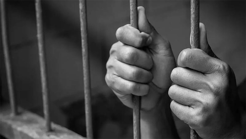 Imagem 1 -  Condenado pelo crime de estupro de vulnerável é preso em Areia Branca. A prisão do homem, de 48 anos, aconteceu nesta sexta-feira (2). De acordo com as investigações, os policiais civis foram noticiados a respeito de uma pessoa com sentença condenação pelo crime de estupro de vulnerável, ocorrido no município de Natal, e que estava morando na zona central de Areia Branca. A equipe se deslocou até o local e realizou o cumprimento ao mandado de prisão, expedido pela Comarca da capital.