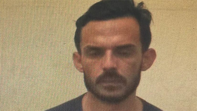 Imagem 1 - Homem encontrado morto no Rio Mossoró é identificado; polícia investiga homicídio. Rosielio Oliveira de Sousa, natural de Itaitinga/CE, foi encontrado no dia 22 de julho, às margens do rio, próximo ao antigo Cici Lanches, na Ilha de Santa Luzia. O Itep chegou a divulgar fotos das tatuagens existentes no corpo dele, no intuito de alguém reconhecer e ir até a sede do órgão fazer a identificação oficial. Neste final de semana, a irmã de Rosielio se apresentou e entregou os documentos necessários para liberação do corpo. Em virtude das marcas existentes no homem, ficou constatado que ele foi assassinado. Com isso, a 16ª DHPP instaurou inquérito para investigar o crime. Imagem 1 - Homem encontrado morto no Rio Mossoró é identificado; polícia investiga homicídio. Rosielio Oliveira de Sousa, natural de Itaitinga/CE, foi encontrado no dia 22 de julho, às margens do rio, próximo ao antigo Cici Lanches, na Ilha de Santa Luzia. O Itep chegou a divulgar fotos das tatuagens existentes no corpo dele, no intuito de alguém reconhecer e ir até a sede do órgão fazer a identificação oficial. Neste final de semana, a irmã de Rosielio se apresentou e entregou os documentos necessários para liberação do corpo. Em virtude das marcas existentes no homem, ficou constatado que ele foi assassinado. Com isso, a 16ª DHPP instaurou inquérito para investigar o crime.