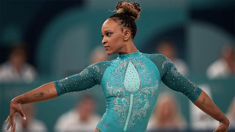 Imagem 1 - Maior medalhista olímpica do Brasil, Rebeca Andrade conquista o ouro no solo. Rebeca Andrade embalou a Arena Bercy, nesta segunda-feira (5), e fechou sua participação nos Jogos Olímpicos Paris 2024 com um espetacular ouro no solo, com nota 14.166. Essa é a sexta medalha olímpica da paulista, que agora é absoluta como maior medalhista olímpica do Brasil, à frente de Robert Scheidt e Torben Grael, com cinco cada. Esta foi a primeira vez que uma mulher brasileira foi ao pódio olímpico no aparelho. Até então o melhor resultado era um quinto lugar, conquistado pela própria Rebeca em Tóquio 2020 e por Daiane dos Santos em 2004. Imagem 1 - Maior medalhista olímpica do Brasil, Rebeca Andrade conquista o ouro no solo. Rebeca Andrade embalou a Arena Bercy, nesta segunda-feira (5), e fechou sua participação nos Jogos Olímpicos Paris 2024 com um espetacular ouro no solo, com nota 14.166. Essa é a sexta medalha olímpica da paulista, que agora é absoluta como maior medalhista olímpica do Brasil, à frente de Robert Scheidt e Torben Grael, com cinco cada. Esta foi a primeira vez que uma mulher brasileira foi ao pódio olímpico no aparelho. Até então o melhor resultado era um quinto lugar, conquistado pela própria Rebeca em Tóquio 2020 e por Daiane dos Santos em 2004.