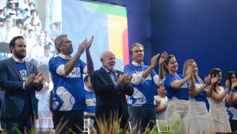 Imagem 1 - Programa Pé-de-Meia será expandido para mais de 1 milhão de estudantes. Com a mudança, poderão participar do programa alunos do ensino médio público cuja família estiver inscrita no Cadastro Único para Programas Sociais do Governo Federal (CadÚnico) e tiver renda per capita de até meio salário mínimo. No anúncio, feito nesta sexta-feira, 2 de agosto, no Ceará, ainda foi informado que estudantes da educação de jovens e adultos (EJA) que cumprem os mesmos critérios estabelecidos também passam a receber o benefício. Os novos contemplados começam a receber o incentivo a partir de agosto. Imagem 1 - Programa Pé-de-Meia será expandido para mais de 1 milhão de estudantes. Com a mudança, poderão participar do programa alunos do ensino médio público cuja família estiver inscrita no Cadastro Único para Programas Sociais do Governo Federal (CadÚnico) e tiver renda per capita de até meio salário mínimo. No anúncio, feito nesta sexta-feira, 2 de agosto, no Ceará, ainda foi informado que estudantes da educação de jovens e adultos (EJA) que cumprem os mesmos critérios estabelecidos também passam a receber o benefício. Os novos contemplados começam a receber o incentivo a partir de agosto.