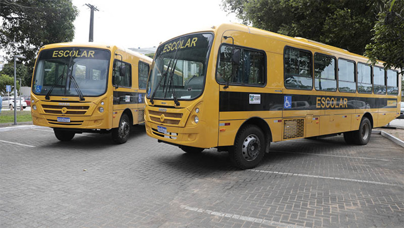 Imagem 1 - Governo investe 9,8 milhões na aquisição de 21 novos ônibus escolares para o RN. A entrega da nova frota aconteceu nesta segunda-feira (5). A aquisição dos novos veículos foi viabilizada através de transferência voluntária da União para o Estado, intermediada pelo Fundo Nacional de Desenvolvimento da Educação (FNDE). Os ônibus foram comprados para substituir os 21 veículos escolares danificados em 2023, que incluíam cinco pertencentes à frota do Estado, 11 dos municípios e cinco de empresas que prestavam serviços de transporte escolar. Imagem 1 - Governo investe 9,8 milhões na aquisição de 21 novos ônibus escolares para o RN. A entrega da nova frota aconteceu nesta segunda-feira (5). A aquisição dos novos veículos foi viabilizada através de transferência voluntária da União para o Estado, intermediada pelo Fundo Nacional de Desenvolvimento da Educação (FNDE). Os ônibus foram comprados para substituir os 21 veículos escolares danificados em 2023, que incluíam cinco pertencentes à frota do Estado, 11 dos municípios e cinco de empresas que prestavam serviços de transporte escolar.