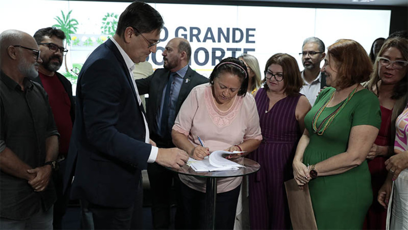 Imagem 1 - Projetos que tratam da recomposição salarial dos servidores públicos do RN são enviados ao legislativo. Se aprovados, os quatro Projetos de Lei, enviados pelo Governo do Estado à ALRN, devem beneficiar mais de 20 categorias de servidores ativos, aposentados e pensionistas do Executivo Estadual, além de docentes e técnicos da UERN. “O fato mais importante e histórico é que, com a aprovação deste projeto de lei, os servidores passarão a ter uma política permanente de recomposição salarial. Isso significa que, uma vez sancionada, essa medida deixará de ser uma iniciativa de governo e se tornará uma ação do Estado”, afirmou Fátima Bezerra. Imagem 1 - Projetos que tratam da recomposição salarial dos servidores públicos do RN são enviados ao legislativo. Se aprovados, os quatro Projetos de Lei, enviados pelo Governo do Estado à ALRN, devem beneficiar mais de 20 categorias de servidores ativos, aposentados e pensionistas do Executivo Estadual, além de docentes e técnicos da UERN. “O fato mais importante e histórico é que, com a aprovação deste projeto de lei, os servidores passarão a ter uma política permanente de recomposição salarial. Isso significa que, uma vez sancionada, essa medida deixará de ser uma iniciativa de governo e se tornará uma ação do Estado”, afirmou Fátima Bezerra.
