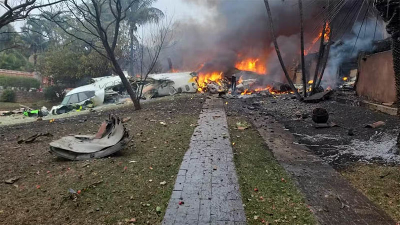 Imagem 1 - Aeronave com 62 pessoas cai em bairro residencial da cidade de Vinhedo/SP. O acidente foi registrado na tarde desta sexta-feira (9). Segundo a Voepass Linhas Aéreas, antiga Passaredo, companhia aérea dona da aeronave, trata-se de um avião turboélice de passageiros, modelo ATR-72, que saiu de Cascavel (PR) com destino a Guarulhos (SP). Ainda não há informações de vítimas. "A VOEPASS acionou todos os meios para apoiar os envolvidos. Não há ainda confirmação de como ocorreu o acidente e nem da situação atual das pessoas que estavam a bordo", informou a empresa ao G1. Imagem 1 - Aeronave com 62 pessoas cai em bairro residencial da cidade de Vinhedo/SP. O acidente foi registrado na tarde desta sexta-feira (9). Segundo a Voepass Linhas Aéreas, antiga Passaredo, companhia aérea dona da aeronave, trata-se de um avião turboélice de passageiros, modelo ATR-72, que saiu de Cascavel (PR) com destino a Guarulhos (SP). Ainda não há informações de vítimas. "A VOEPASS acionou todos os meios para apoiar os envolvidos. Não há ainda confirmação de como ocorreu o acidente e nem da situação atual das pessoas que estavam a bordo", informou a empresa ao G1.