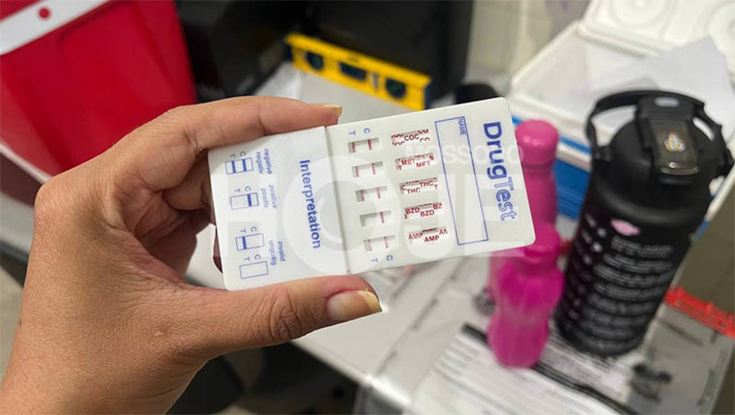 Imagem 1 - Benzodiazepínico é encontrado em exame de adolescente intoxicado em Governador Dix-Sept Rosado. Os peritos do Itep detectaram a substância, encontrada em medicamentos hipnóticos e ansiolíticos, como o diazepam, por meio de uma amostra de urina do adolescente, de 13 anos, que está internado no Hospital Regional Tarcísio Maia, em Mossoró. Ele, juntamente com outras 10 crianças e adolescentes, com idades entre 7 e 13 anos, apresentaram sintomas de intoxicação, após ingerirem água, nesta quinta-feira (8). O caso aconteceu em uma escola do município de Governador Dix-Sept Rosado. O Itep recolheu amostras de água de um bebedouro, bem como das garrafas das vítimas. As amostras serão enviadas à Natal, de onde virá o laudo oficial. A polícia civil abriu investigação sobre o caso. Imagem 1 - Benzodiazepínico é encontrado em exame de adolescente intoxicado em Governador Dix-Sept Rosado. Os peritos do Itep detectaram a substância, encontrada em medicamentos hipnóticos e ansiolíticos, como o diazepam, por meio de uma amostra de urina do adolescente, de 13 anos, que está internado no Hospital Regional Tarcísio Maia, em Mossoró. Ele, juntamente com outras 10 crianças e adolescentes, com idades entre 7 e 13 anos, apresentaram sintomas de intoxicação, após ingerirem água, nesta quinta-feira (8). O caso aconteceu em uma escola do município de Governador Dix-Sept Rosado. O Itep recolheu amostras de água de um bebedouro, bem como das garrafas das vítimas. As amostras serão enviadas à Natal, de onde virá o laudo oficial. A polícia civil abriu investigação sobre o caso.