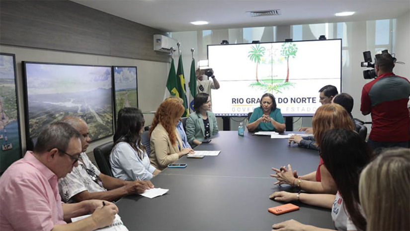 Imagem 1 - Fátima nomeia 472 servidores para a Saúde do RN e autoriza novo concurso com 384 vagas. Ao todo, foram nomeados 350 enfermeiros, 121 fisioterapeutas e 01 técnico em laboratório. A assinatura das nomeações foi realizada nesta sexta-feira (9), pela governadora Fátima Bezerra. A chefe do executivo estadual assinou também a autorização para realização do novo concurso, com a previsão de 384 vagas e cadastro de reserva. Os novos servidores vão fortalecer o serviço da Rede Estadual de Saúde Pública, substituindo os atuais contratados temporários em hospitais e unidades de referência. Imagem 1 - Fátima nomeia 472 servidores para a Saúde do RN e autoriza novo concurso com 384 vagas. Ao todo, foram nomeados 350 enfermeiros, 121 fisioterapeutas e 01 técnico em laboratório. A assinatura das nomeações foi realizada nesta sexta-feira (9), pela governadora Fátima Bezerra. A chefe do executivo estadual assinou também a autorização para realização do novo concurso, com a previsão de 384 vagas e cadastro de reserva. Os novos servidores vão fortalecer o serviço da Rede Estadual de Saúde Pública, substituindo os atuais contratados temporários em hospitais e unidades de referência.