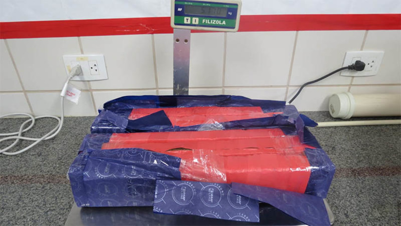 Imagem 1 -  Operação Rastreio visa desarticular rede de tráfico interestadual de drogas. A operação foi deflagrada em Natal, nesta sexta-feira (9), pela polícia federal, com apoio da Área de Segurança dos Correios. Durante a ação, foram apreendidos aproximadamente 15 quilos de maconha enviado via postal. A operação foi iniciada a partir do monitoramento de encomendas enviadas de diversos estados brasileiros. Através de investigações minuciosas e do uso de técnicas avançadas de inteligência, os policiais identificaram um padrão de remessas realizadas por um único remetente, direcionadas a múltiplos destinatários no estado do Rio Grande do Norte.