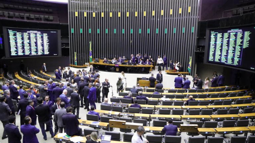 Imagem 1 -  Deputados farão esforço concentrado para votar projetos; entre eles o da reforma tributária. Por causa das eleições municipais de outubro, o Plenário da Câmara fará duas semanas de esforço concentrado em agosto (12,13 e 14 e 26,27 e 28) e uma em setembro (9, 10 e 11). Uma das prioridades de votação é o segundo projeto de regulamentação da reforma tributária (PLP 108/24), com foco no funcionamento do comitê gestor do novo Imposto sobre Bens e Serviços (IBS), que vai substituir os atuais ICMS e ISS. Em entrevista à Rádio Câmara, o relator do grupo de trabalho sobre o tema, deputado Mauro Benevides Filho (PDT-CE), se disse otimista em relação à aprovação. "O nosso texto está tão redondo que eu até desconfio que a votação será mais fácil que a do primeiro projeto da reforma".