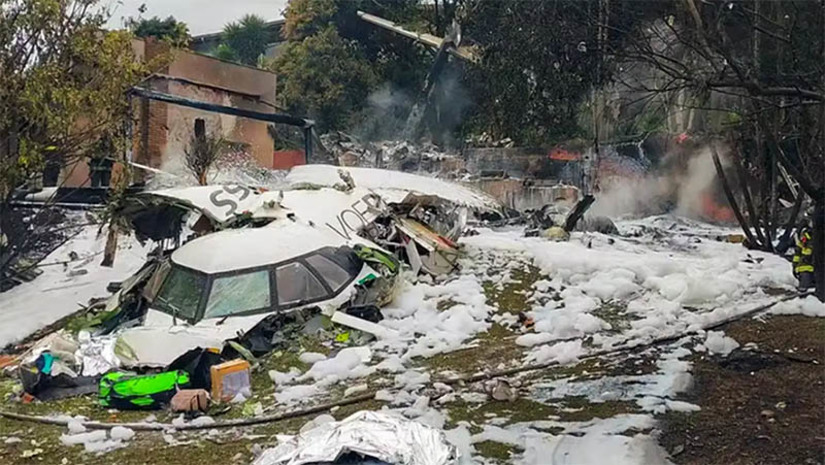 Imagem 1 -  Defensorias alertam parentes de vítimas de queda de avião em SP sobre possíveis golpes. O avião da Voepass caiu no começo da tarde de sexta-feira (9), em Vinhedo, interior de São Paulo. 58 passageiros e quatro tripulantes morreram. Diante da necessidade de coordenar as informações prestadas aos familiares das vítimas, as defensorias do Paraná e de SP organizaram perguntas e respostas que já estão sendo repassadas às famílias. Foram elencadas 13 questões que poderão contribuir para os familiares das vítimas, reafirmando que as pessoas devem ficar atentas a possíveis golpes e notícias falsas. Em caso de suspeitas, os familiares podem acionar o canal exclusivo de WhatsApp (41 9 9232-2977) criado pelas defensorias. 