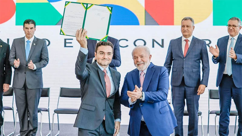 Imagem 1 -  Brasil espera ampliar para 150 milhões o número de viagens nacionais nos próximos 4 anos . O presidente Lula assinou o decreto que aprova o Plano Nacional de Turismo para o próximo quadriênio. O objetivo é que o Brasil seja o país que mais recebe turistas na América do Sul até 2027, para que o turismo seja vetor de desenvolvimento sustentável e gerador de trabalho e renda para os cidadãos brasileiros. O documento, também assinado pelo ministro Celso Sabino (Turismo), define metas a serem alcançadas pelo setor nos próximos três anos, como alcançar a marca de US$ 8,1 bilhões em receitas geradas por estrangeiros e elevar de 2 milhões para 3 milhões o número de postos de trabalho formais no turismo nacional.