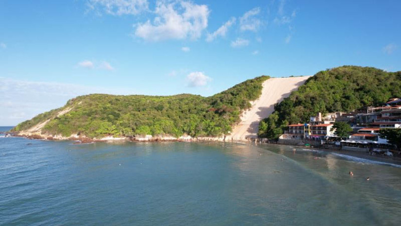 Imagem 1 - Idema reemite licença e obra de engorda da praia de Ponta Negra já pode ser iniciada. A Licença de Instalação e Operação das obras de Drenagem e Aterro Hidráulico da praia foi reemitida nesta terça-feira (13), após a prefeitura apresentar documentos e relatórios complementares que atendem às condicionantes impostas pelo órgão ambiental. A licença é válida até 23 de julho de 2034. A obra prevê o alargamento da faixa de areia ao longo de quatro quilômetros da enseada de Ponta Negra. Imagem 1 - Idema reemite licença e obra de engorda da praia de Ponta Negra já pode ser iniciada. A Licença de Instalação e Operação das obras de Drenagem e Aterro Hidráulico da praia foi reemitida nesta terça-feira (13), após a prefeitura apresentar documentos e relatórios complementares que atendem às condicionantes impostas pelo órgão ambiental. A licença é válida até 23 de julho de 2034. A obra prevê o alargamento da faixa de areia ao longo de quatro quilômetros da enseada de Ponta Negra.