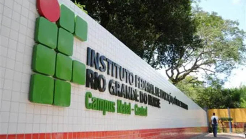 Imagem 1 -  IFRN prorroga até domingo (18) as inscrições para cursos técnicos de nível médio. As inscrições se encerrariam na segunda-feira (12), mas foram prorrogadas pela instituição. Ao todo, são 1.040 vagas, destinadas a quem já concluiu o ensino médio. O ingresso é para o semestre letivo 2024.2. De acordo com os editais, são 1000 vagas para diversos cursos técnicos, distribuídos em dez campi do Instituto em Caicó, Canguaretama, Ceará-Mirim, João Câmara, Mossoró, Natal-Central, Natal-Centro Histórico, Natal-Zona Norte, Nova Cruz e Parnamirim, além de 40 vagas para o curso técnico de nível médio em Instrumento Musical, específico do Campus Jucurutu.