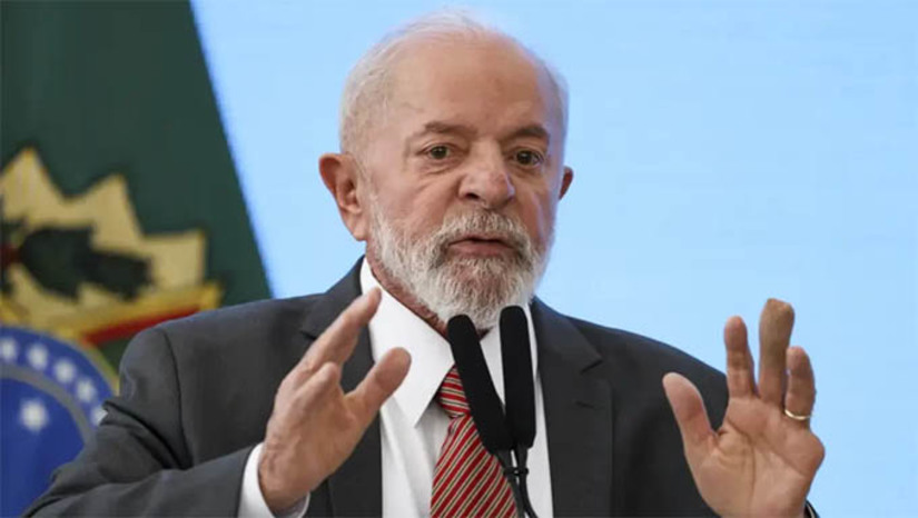 Imagem 1 -  Lula diz que ainda não reconhece vitória de Maduro e venezuelano deve ‘explicação ao mundo’. O Conselho Nacional Eleitoral da Venezuela declarou Maduro reeleito com 51,21% dos votos. O principal candidato opositor, Edmundo González Urrutia obteve 44,2% dos votos. A oposição e várias nações questionam a legitimidade da vitória e cobram transparência no processo, incluindo o Brasil, com a divulgação das atas de cada uma das mais de 30 mil seções eleitorais. “As urnas na Venezuela, quando você vota em uma máquina eletrônica como aqui, tem um tíquete; aquele tíquete é colocado em uma urna. Então, você tem o voto eletrônico e você tem a urna. O que nós queremos é que o Conselho Nacional que cuidou nas eleições diga publicamente quem é que ganhou nas eleições, porque até agora ninguém disse quem ganhou”, disse Lula em entrevista à Rádio T, em Curitiba, no Paraná.