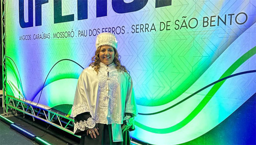Imagem 1 -  No processo, o Ministério Público Federal diz a reitora Ludimila Oliveira “praticou diversos atos de improbidade administrativa atentatórios aos princípios da administração pública, violando os deveres de honestidade, impessoalidade, legalidade e às instituições”.  O MPF acrescenta ainda que Ludimila Oliveira teria “praticado atos visando fim proibido em lei, além de ter retardado, indevidamente, ato de ofício, para satisfazer única e exclusivamente interesse pessoal”. Após analisar os fatos narrados, o juiz João Batista decidiu pela absolvição da reitora Ludimila Oliveira, que comemora o resultado, dizendo que "Deus é Justo o tempo todo".