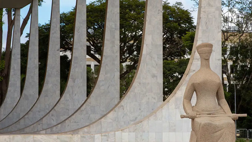 Imagem 1 -  O plenário referendou a decisão de quarta-feira (14), do ministro Flávio Dino, suspendendo os repasses das emendas impositivas e também as chamadas emendas PIX até que os poderes Legislativo e Executivo criem medidas de transparência e rastreabilidade das verbas. Para os ministros do STF, este tipo de destinação de recursos inviabiliza o trabalho de fiscalização preventiva da aplicação destes recursos em benefício do cidadão brasileiro.
