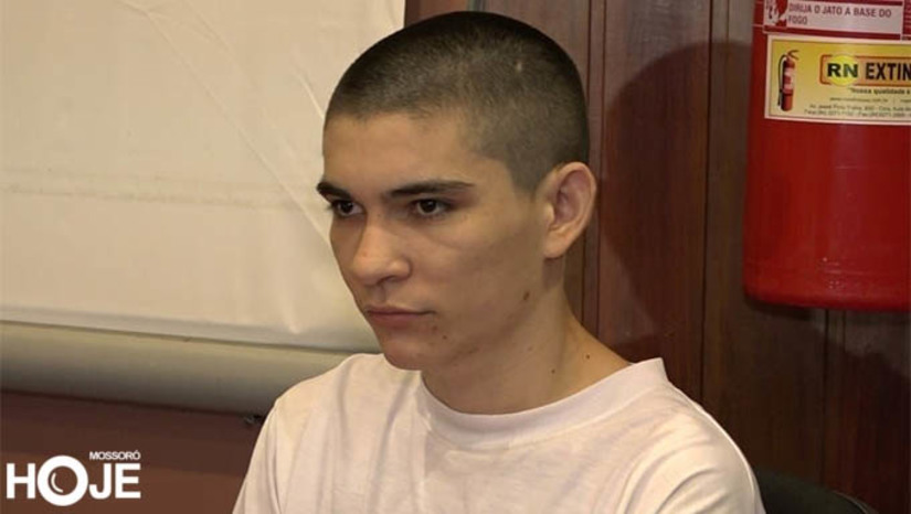 Imagem 1 - Preso de justiça é assassinado a tiros dentro de casa no bairro Barrocas. O crime aconteceu no final da noite deste domingo (18). Maykon Douglas Pereira de Araújo, conhecido como Maykinho, de 27 anos, foi encontrado caído, próximo a entrada de sua residência. Em setembro de 2018, a vítima havia sido condenada, em júri popular, a 14 anos de prisão por um crime de homicídio, praticado em fevereiro de 2016, no bairro Bom Jardim, em Mossoró. Atualmente, estava respondendo em regime semi-aberto, monitorado por tornozeleira eletrônica. A polícia civil vai investigar a motivação da morte de Maykon. Imagem 1 - Preso de justiça é assassinado a tiros dentro de casa no bairro Barrocas. O crime aconteceu no final da noite deste domingo (18). Maykon Douglas Pereira de Araújo, conhecido como Maykinho, de 27 anos, foi encontrado caído, próximo a entrada de sua residência. Em setembro de 2018, a vítima havia sido condenada, em júri popular, a 14 anos de prisão por um crime de homicídio, praticado em fevereiro de 2016, no bairro Bom Jardim, em Mossoró. Atualmente, estava respondendo em regime semi-aberto, monitorado por tornozeleira eletrônica. A polícia civil vai investigar a motivação da morte de Maykon.