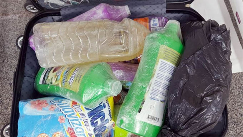 Imagem 1 -  Espanhol é preso com  9,8 litros de cocaína diluída em recipientes de detergente e shampoo. A prisão, realizada pela Polícia Federal, aconteceu na madrugada do sábado (170, no Aeroporto Internacional Aluízio Alves, em São Gonçalo do Amarante, mas só foi divulgada nesta segunda (19). O homem, de 27 anos, disse que recebeu a mala de um desconhecido em Ponta Negra, em Natal, mas negou saber que a bagagem tivesse droga, alegando que apenas fazia um favor para uma pessoa que conheceu num aplicativo de relacionamento e que esta teria pedido para que levasse a mala até Lisboa, Portugal. Ele foi autuado por tráfico internacional de drogas.