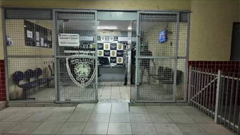 Imagem 1 - Pai de criança com1O caso aconteceu neste domingo (18), na comunidade rural do Jucuri, em Mossoró. De acordo com o delegado Luiz Antônio, um homem estava atirando em via pública, com uma espingarda de fabricação caseira. Um vizinho dele, que é pai de uma criança com Transtorno do Espectro do Autismo (TEA), foi reclamar que o barulho estava perturbando a criança. Os dois homens acabaram discutindo e entrando em luta corporal, momento em que a arma explodiu, ferindo ambos. Ainda segundo o delegado, o pai da criança acabou tendo a mão decepada pela explosão. Ele foi socorrido para o HRTM, onde passou por um procedimento cirúrgico. O dono da arma foi autuado, inicialmente, pelos crimes de lesão corporal de natureza grave e por estar atirando em via pública. autismo vai reclamar com vizinho por estar atirando na rua e tem a mão decepada. Imagem 1 - Pai de criança com1O caso aconteceu neste domingo (18), na comunidade rural do Jucuri, em Mossoró. De acordo com o delegado Luiz Antônio, um homem estava atirando em via pública, com uma espingarda de fabricação caseira. Um vizinho dele, que é pai de uma criança com Transtorno do Espectro do Autismo (TEA), foi reclamar que o barulho estava perturbando a criança. Os dois homens acabaram discutindo e entrando em luta corporal, momento em que a arma explodiu, ferindo ambos. Ainda segundo o delegado, o pai da criança acabou tendo a mão decepada pela explosão. Ele foi socorrido para o HRTM, onde passou por um procedimento cirúrgico. O dono da arma foi autuado, inicialmente, pelos crimes de lesão corporal de natureza grave e por estar atirando em via pública. autismo vai reclamar com vizinho por estar atirando na rua e tem a mão decepada.