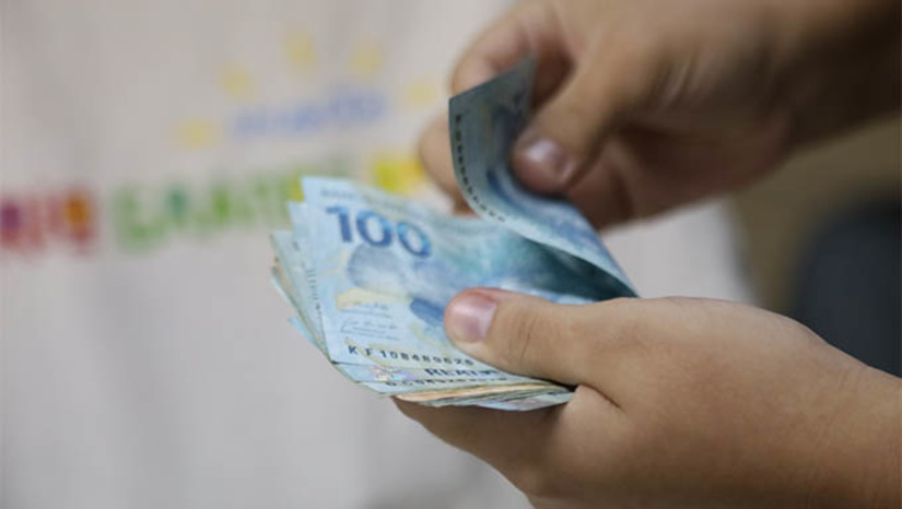 Imagem 1 -  Pagamento dos salários de agosto dos servidores do RN começa nesta terça (20). Amanheceu na conta os vencimentos de 64 mil servidores entre ativos, inativos e pensionistas que ganham até R$ 4 mil (bruto) e os servidores da Segurança Pública. Os servidores que ganham acima de R$ 4 mil (bruto), além dos lotados em órgãos que possuem arrecadação própria, receberão os vencimentos integralmente no final do mês. No total, a folha de pagamento para agosto é de mais de R$ 812 milhões.