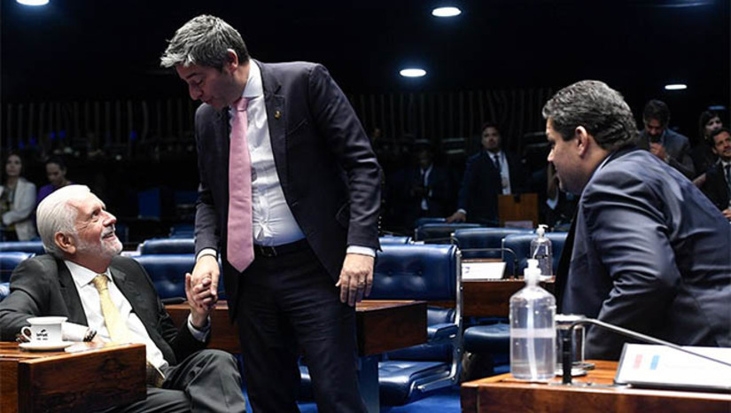 Imagem 1 - Senadores voltam a discutir sobre a reoneração da folha de pagamento nesta terça, 20. A matéria tem sido motivo de ampla negociação entre o Senado e o Executivo. Conforme o projeto que vem sendo discutido, a reoneração gradual da folha de pagamento para 17 setores da economia terá duração de três anos (2025 a 2027). O projeto mantém a desoneração integral em 2024 e estabelece a retomada gradual da tributação a partir de 2025 (com alíquota de 5% sobre a folha de pagamento). Em 2026 serão cobrados 10% e, em 2027, 20%, quando ocorreria o fim da desoneração. Durante toda a transição, a folha de pagamento do 13º salário continuará integralmente desonerada. Imagem 1 - Senadores voltam a discutir sobre a reoneração da folha de pagamento nesta terça, 20. A matéria tem sido motivo de ampla negociação entre o Senado e o Executivo. Conforme o projeto que vem sendo discutido, a reoneração gradual da folha de pagamento para 17 setores da economia terá duração de três anos (2025 a 2027). O projeto mantém a desoneração integral em 2024 e estabelece a retomada gradual da tributação a partir de 2025 (com alíquota de 5% sobre a folha de pagamento). Em 2026 serão cobrados 10% e, em 2027, 20%, quando ocorreria o fim da desoneração. Durante toda a transição, a folha de pagamento do 13º salário continuará integralmente desonerada.