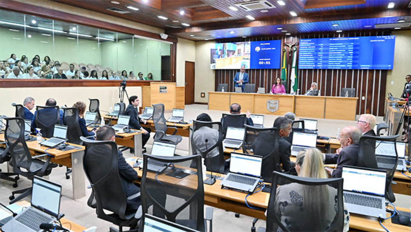 Imagem 1 -  "Assédio Não": deputado aprovam PL sobre enfrentamento ao assédio nos órgãos públicos do RN. O texto, aprovado nesta terça-feira (20), dispõe sobre medidas de prevenção e enfrentamento ao assédio moral, sexual e outras formas de violência nos órgãos públicos do Estado. A matéria, que é de autoria do Executivo, segue agora para sanção da governadora Fátima Bezerra (PT). O documento institui penalidades rigorosas para aqueles que não respeitarem as medidas, além de estabelecer procedimentos para a apuração e aplicação dessas penalidades, visando justiça e imparcialidade no tratamento dos casos. 