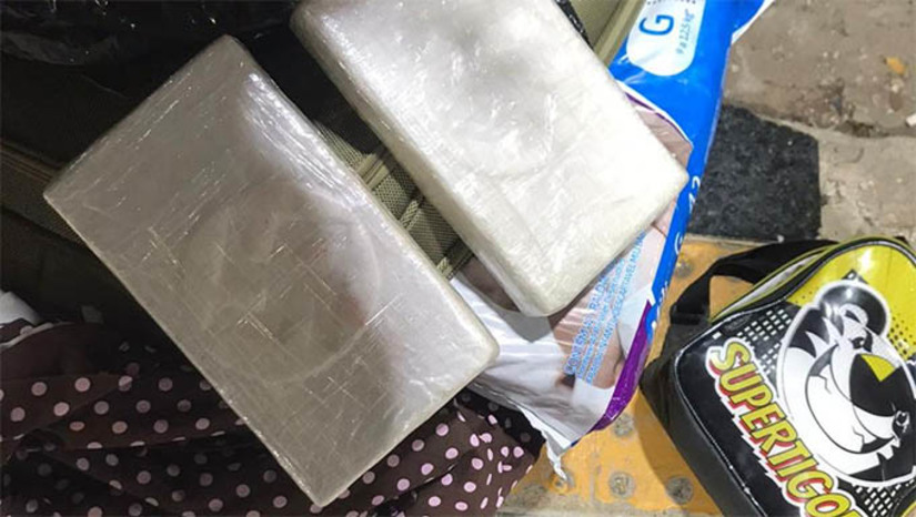 Imagem 1 - Suspeita de tráfico interestadual de drogas resiste à prisão e agride policial em Mossoró. O caso aconteceu na madrugada desta terça-feira (20). Além da mulher, de 24 anos, dois integrantes de uma facção criminosa, com atuação na área das "Malvinas", também foram presos. As prisões, efetuadas pela equipe da Denarc, aconteceram na rodoviária de Mossoró, após o serviço de inteligência da polícia civil identificar que os suspeitos utilizavam uma rota específica, incluindo o uso de ônibus de linha, para o transporte dos entorpecentes de Fortaleza/CE para Mossoró. Imagem 1 - Suspeita de tráfico interestadual de drogas resiste à prisão e agride policial em Mossoró. O caso aconteceu na madrugada desta terça-feira (20). Além da mulher, de 24 anos, dois integrantes de uma facção criminosa, com atuação na área das "Malvinas", também foram presos. As prisões, efetuadas pela equipe da Denarc, aconteceram na rodoviária de Mossoró, após o serviço de inteligência da polícia civil identificar que os suspeitos utilizavam uma rota específica, incluindo o uso de ônibus de linha, para o transporte dos entorpecentes de Fortaleza/CE para Mossoró.