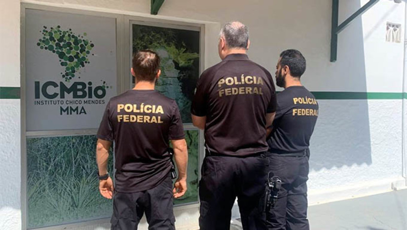 Imagem 1 -  Chefe do ICMBio em Mossoró é afastado por suspeita de uso irregular de recursos da instituição. A Operação Full Tank, deflagrada nesta quarta-feira (21), pela Polícia Federal, cumpriu um mandado de busca e apreensão, expedido pela 8ª Vara da Justiça Federal em Mossoró, na sede do ICMBio. De acordo com dados preliminares já obtidos por meio das investigações, incluindo imagens dos abastecimentos, pelo menos dois servidores teriam utilizado cartões de abastecimento de equipamentos do Instituto para abastecer veículos pessoais. Segundo a PF, o principal envolvido é o chefe da unidade em Mossoró, que, entre os anos de 2021 e 2024, teria realizado abastecimentos irregulares, que totalizaram mais de R$ 23 mil. A justiça determinou o afastamento dele da instituição até a conclusão das investigações.