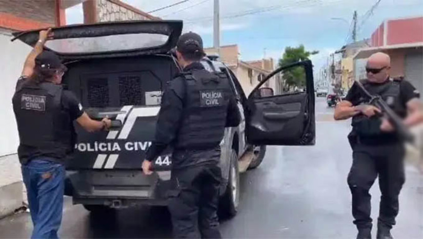 Imagem 1 -  PC intensifica combate ao tráfico de drogas em Areia Branca e prende mais um suspeito em flagrante. O suspeito, um homem de 20 anos, é conhecido da polícia pela prática do crime de tráfico de drogas e também já é investigado por outros crimes. A prisão aconteceu por volta das 15h. Durante a ação, os policiais apreenderam diversos materiais e objetos usados como meio empregado e relacionados ao tráfico, além de maconha e crack já embaladas para venda.