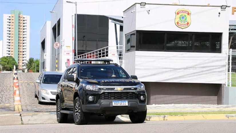 Imagem 1 -  PF investiga esquema de corrupção supostamente praticado por servidor do INSS no RN. O servidor investigado, que gozava de grande prestígio e confiança perante a autarquia, é acusado de alterar dados nos sistemas informáticos da previdência para viabilizar fraudulentamente concessões indevidas de empréstimos consignados, desbloqueios de benefícios e até mesmo geração de créditos retroativos. Ele teria agido com a participação de agentes de crédito que atuavam como intermediários na empreitada criminosa. Nesta sexta-feira (23), estão sendo cumpridos sete mandados de busca e apreensão expedidos pela 14ª Vara da Justiça Federal/RN, sendo determinado, também, o afastamento cautelar do servidor investigado.