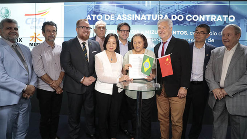 Imagem 1 -  RN será é o primeiro estado do país a adotar o hidrogênio verde como combustível para a indústria de cimento. A iniciativa é resultado do entendimento entre o Governo do Estado,  CPFL Energia, empresa do Grupo chinês State Grid, e a Mizu Cimentos, que tem a fábrica mais moderna do país no setor, localizada no município de Baraúna, na região oeste, a 317 quilômetros de Natal. O contrato para produção e consumo de hidrogênio verde foi assinado nesta quinta-feira (22) no auditório da Governadoria, em Natal. “Estamos escrevendo um novo capítulo em nossa história. Estamos dando um exemplo claro de que a industrialização do Nordeste e reindustrialização do Brasil é possível”, disse a governadora Fátima Bezerra.