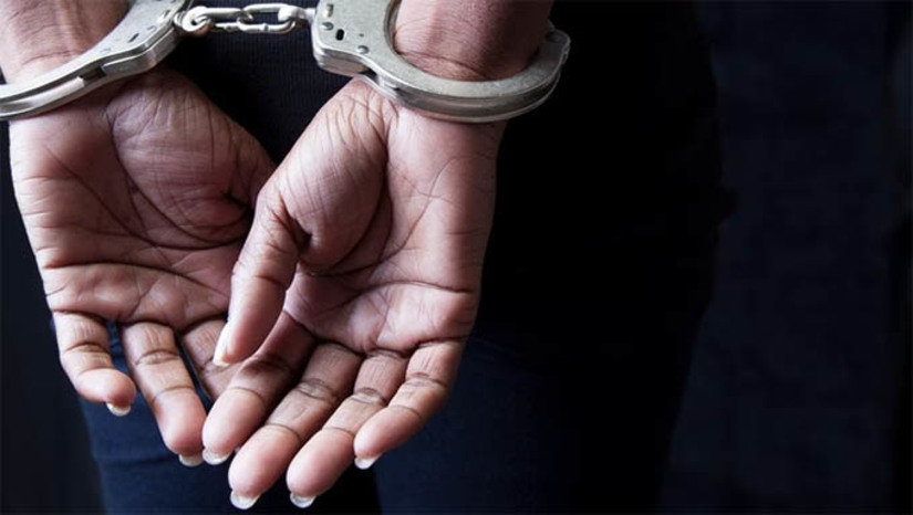 Imagem 1 -  Mulher é presa em flagrante pelo crime de tráfico de drogas no município de Apodi. A prisão foi realizada nesta quinta-feira (22). De acordo com as investigações, conduzidas pelo delegado Túlio Pereira, uma denúncia anônima relatou sobre a comercialização de drogas na região. A equipe policial se deslocou até o local informado e, no momento da ação, confirmou a veracidade dos fatos. Durante a realização das diligências, foram apreendidos cadernos de anotações, celulares, porções de cocaína e embalagens de drogas. 