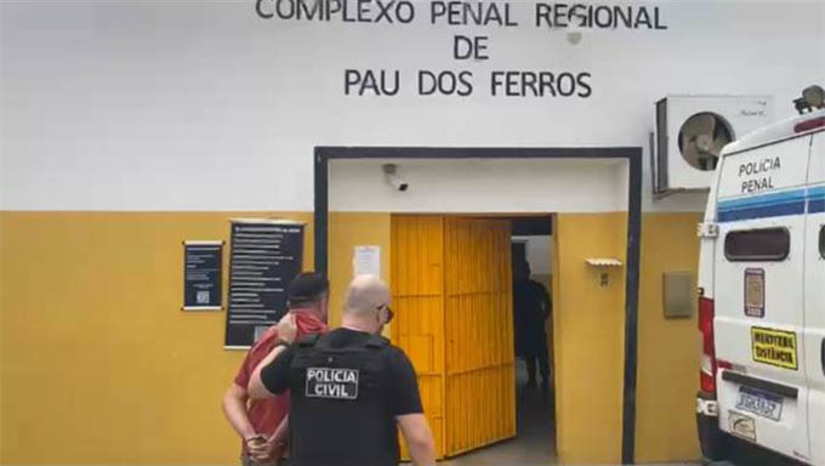 Imagem 1 - Pastor condenado pelo crime de estupro de vulnerável é preso em Antônio Martins. O crime foi praticado em Pau dos Ferros. Já a prisão aconteceu na manhã desta sexta-feira (23), em Antônio Martins.. De acordo com as investigações, o condenado, um homem de 39 anos, que era pastor de uma igreja, havia praticado diversos abusos contra a sua enteada, uma menina de 11 anos. O crime foi denunciado pela mãe da vítima em 2019. Ele respondeu ao processo em liberdade, mas acabou condenado a 15 anos e 11 meses de prisão em regime fechado. Após não ter se apresentado para iniciar o cumprimento da pena, passou a ser considerado foragido. Imagem 1 - Pastor condenado pelo crime de estupro de vulnerável é preso em Antônio Martins. O crime foi praticado em Pau dos Ferros. Já a prisão aconteceu na manhã desta sexta-feira (23), em Antônio Martins.. De acordo com as investigações, o condenado, um homem de 39 anos, que era pastor de uma igreja, havia praticado diversos abusos contra a sua enteada, uma menina de 11 anos. O crime foi denunciado pela mãe da vítima em 2019. Ele respondeu ao processo em liberdade, mas acabou condenado a 15 anos e 11 meses de prisão em regime fechado. Após não ter se apresentado para iniciar o cumprimento da pena, passou a ser considerado foragido.