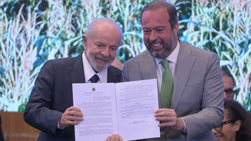Imagem 1 -  “Vamos protagonizar, no mundo, a nova economia – a economia verde”, diz Alexandre Silveira. O ministro de Minas e Energia, juntamente com presidente Lula, lançou, nesta quarta-feira (26), a Política Nacional de Transição Energética (PNTE), um importante e decisivo passo dado pelo Brasil para reduzir as emissões de gases de efeito estufa e contribuir, ainda mais, com a sustentabilidade do planeta. Alexandre Silveira estima que o país tenha potencial para receber cerca de R$ 2 trilhões em investimentos na chamada economia verde.