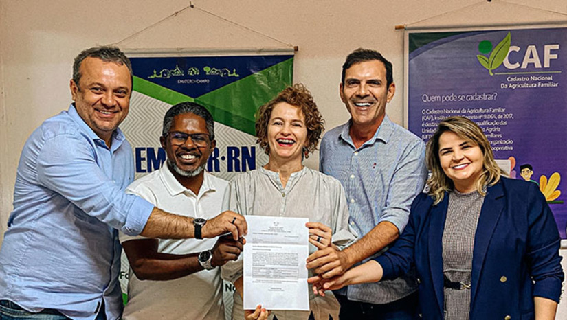 Imagem 1 -  Na última semana, a deputada estadual Isolda Dantas (PT) visitou a sede regional do Instituto de Assistência Técnica e Extensão Rural (EMATER), na região Oeste, em Mossoró, onde anunciou emenda parlamentar no valor de R$ 100 mil reais para reforma do prédio desses agentes transformadores do campo. 