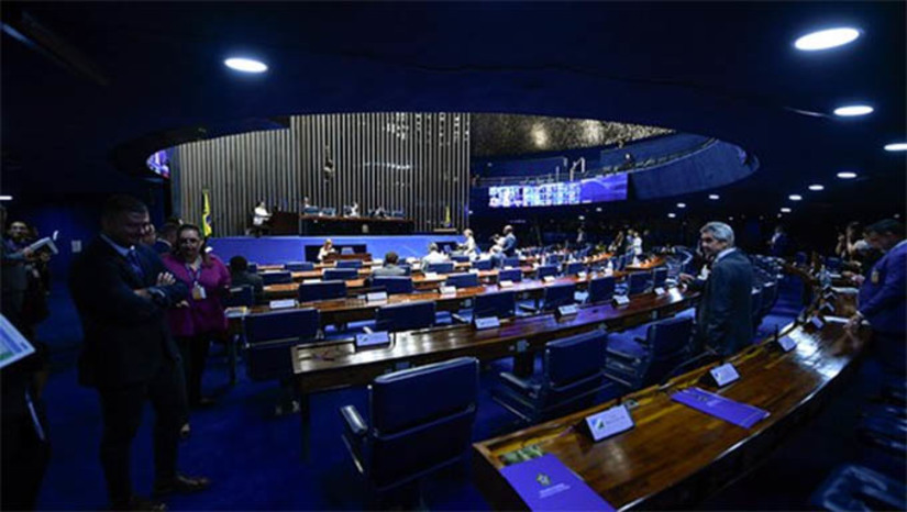 Imagem 1 -  Senado pode votar nesta terça-feira (27) o projeto que facilita a posse de armas. O Projeto de Decreto Legislativo 206/2024, proveniente da Câmara, anula trechos do Decreto 11.615, de 2023, assinado no ano passado pelo presidente da República, Luiz Inácio Lula da Silva, para diminuir a circulação de armas de fogo. Caso aprovado, o projeto segue para promulgação. Um dos pontos que o PDL cancela no Decreto 11.615, de 2023, é a vedação para que clubes de tiro desportivo fiquem a menos de um quilômetro de distância em relação a instituições de ensino. 
