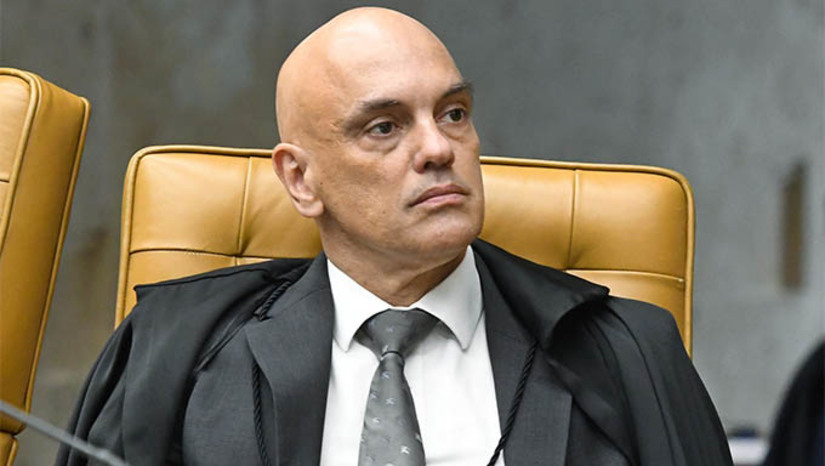 Imagem 1 -  Barroso rejeita pedido para afastar Moraes da relatoria do Inquérito sobre vazamento de conversas. O pedido havia sido feito pela defesa de Eduardo Tagliaferro. O inquérito apura o vazamento de conversas de Tagliaferro, quando exercia cargo de assessor da Presidência do Tribunal Superior Eleitoral (TSE). Na Arguição de Impedimento (AIMP) 169, a defesa de Tagliaferro alegava que o ministro Alexandre de Moraes não poderia ser o relator, pois teria interesse direto na resolução do caso. No entanto, para o presidente do Supremo, ministro Luís Roberto Barroso, não foram apresentadas de forma clara e objetiva situações que caracterizem o impedimento do ministro Moraes.