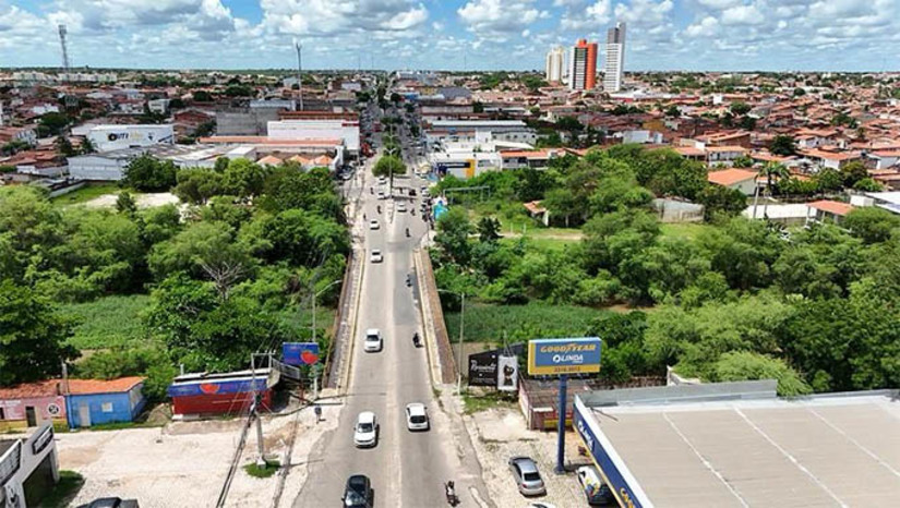 Imagem 1 -  Av. Presidente Dutra passará por interdição na noite desta quarta-feira (28). A interdição acontecerá das 20h desta quarta-feira (28), até às 02h desta quinta-feira (29), para realização de serviço referente à obra da duplicação das Pontes do Alto de São Manoel. A Secretaria de Trânsito orienta que a população busque vias alternativas durante o período.