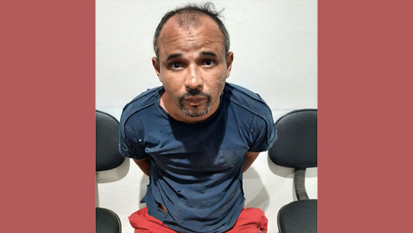 Imagem 1 -  Suspeito foi preso pela Polícia Militar, por volta das 20 horas, quando estava pedindo água e telefone numa casa nos arredores da cidade de Antônio Martins-RN, que fica perto de João Dias-RN. Trata-se de Rodrigo Silva, que é foragido de justiça e estava armado. Ele foi conduzido para a Delegacia Regional de Alexandria, onde já se encontram os outros dois que haviam sido presos na noite de terça-feira, 27, mesmo dia que Marcelo e Sandir Oliveira haviam sido brutalmente assassinados em João Dias.