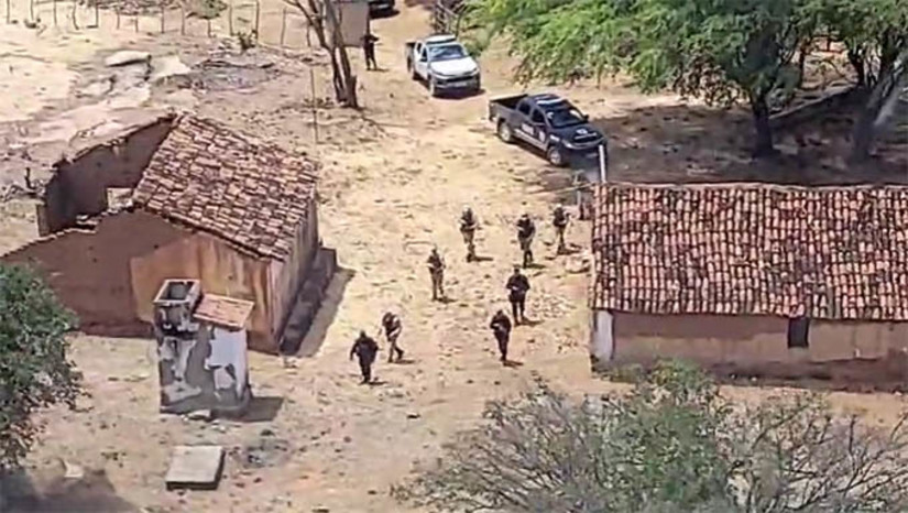 Imagem 1 -  Justiça mantém prisão de suspeitos do duplo homicídio em João Dias. Além dos dois suspeitos, presos ainda na terça-feira (27), também foi mantida a prisão dos outros 10 que foram presos pela Polícia Civil, grupo que supostamente planejava a vingança pela morte do prefeito, incluindo um dos irmãos do gestor. Outros dois suspeitos do duplo homicídio cometido contra o prefeito Marcelo Oliveira e seu pai, Sandir Oliveira, um preso na noite da quarta-feira (28) e outro na manhã desta quinta-feira (29), devem ir à audiência de custódia nesta sexta-feira (30). Agora, são quatro os suspeitos presos e autuados por envolvimento no crime.