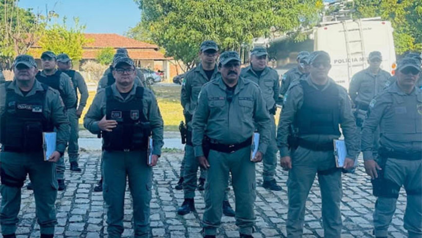 Imagem 1 - Policiais do 2º BPM agora estão aptos a lavrarem o TCO no momento da ocorrência. O Termo Circunstanciado de Ocorrência é um registro de um fato tipificado como infração de menor potencial ofensivo, ou seja, os crimes de menor relevância, que tenham a pena máxima cominada em até 02 anos de cerceamento de liberdade ou multa, como perturbação de sossego alheio, ameaça, lesão corporal entre outras. Este procedimento, anteriormente, era realizado apenas nas delegacias, porém agora também é competência das Polícias Militares, como já é o caso dos policiais do 2º BPM. A possibilidade de os policiais militares poderem realizar o procedimento de imediato, na hora do fato, otimiza o tempo dedicado às ocorrências, resultando em uma polícia cada vez mais presente nas ruas. Imagem 1 - Policiais do 2º BPM agora estão aptos a lavrarem o TCO no momento da ocorrência. O Termo Circunstanciado de Ocorrência é um registro de um fato tipificado como infração de menor potencial ofensivo, ou seja, os crimes de menor relevância, que tenham a pena máxima cominada em até 02 anos de cerceamento de liberdade ou multa, como perturbação de sossego alheio, ameaça, lesão corporal entre outras. Este procedimento, anteriormente, era realizado apenas nas delegacias, porém agora também é competência das Polícias Militares, como já é o caso dos policiais do 2º BPM. A possibilidade de os policiais militares poderem realizar o procedimento de imediato, na hora do fato, otimiza o tempo dedicado às ocorrências, resultando em uma polícia cada vez mais presente nas ruas.