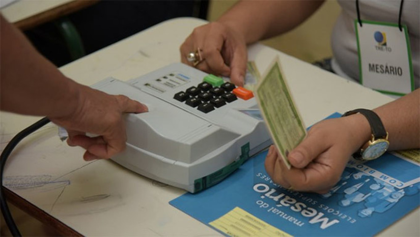 Imagem 1 - Para a eleição deste ano, o Rio Grande do Norte (TRE-RN), terá 31.168 mesários distribuídos em 7.792 seções eleitorais. Com um número significativo de voluntários para trabalhar nas eleições, os treinamentos de pessoal na modalidade presencial se iniciam nesta segunda-feira (2) e se estendem por todo o mês de setembro. O mesário é o representante da Justiça Eleitoral na seção de votação. Cabe a ele receber e identificar os eleitores, seja pela verificação de documentos e coleta de assinaturas, seja pela verificação biométrica, compor as mesas de votos e justificativas, fiscalizar e desempenhar tarefas logísticas e de organização da seção para a qual foi designado. Imagem 1 - Para a eleição deste ano, o Rio Grande do Norte (TRE-RN), terá 31.168 mesários distribuídos em 7.792 seções eleitorais. Com um número significativo de voluntários para trabalhar nas eleições, os treinamentos de pessoal na modalidade presencial se iniciam nesta segunda-feira (2) e se estendem por todo o mês de setembro. O mesário é o representante da Justiça Eleitoral na seção de votação. Cabe a ele receber e identificar os eleitores, seja pela verificação de documentos e coleta de assinaturas, seja pela verificação biométrica, compor as mesas de votos e justificativas, fiscalizar e desempenhar tarefas logísticas e de organização da seção para a qual foi designado.